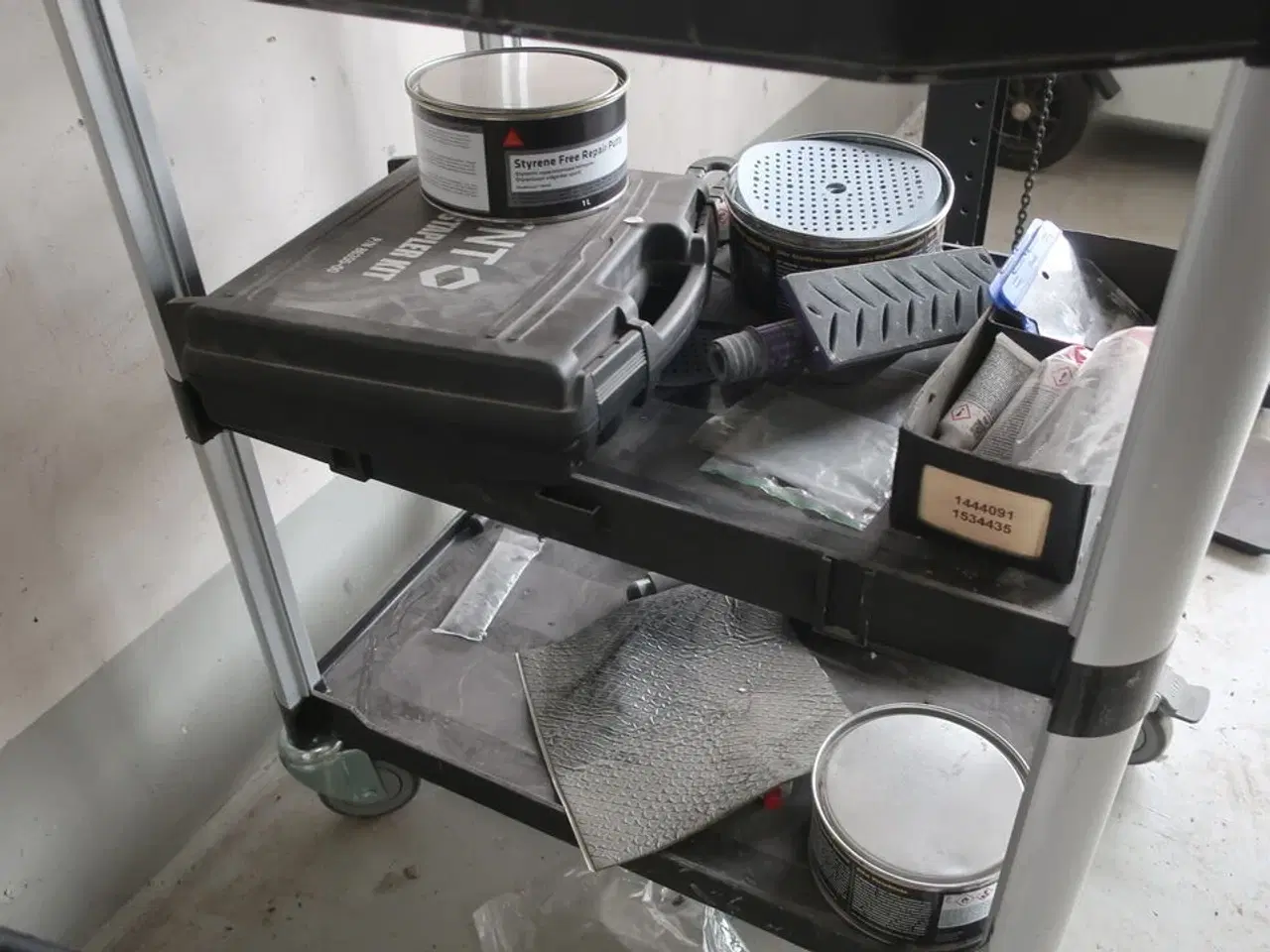 Billede 4 - Rullebord med indhold