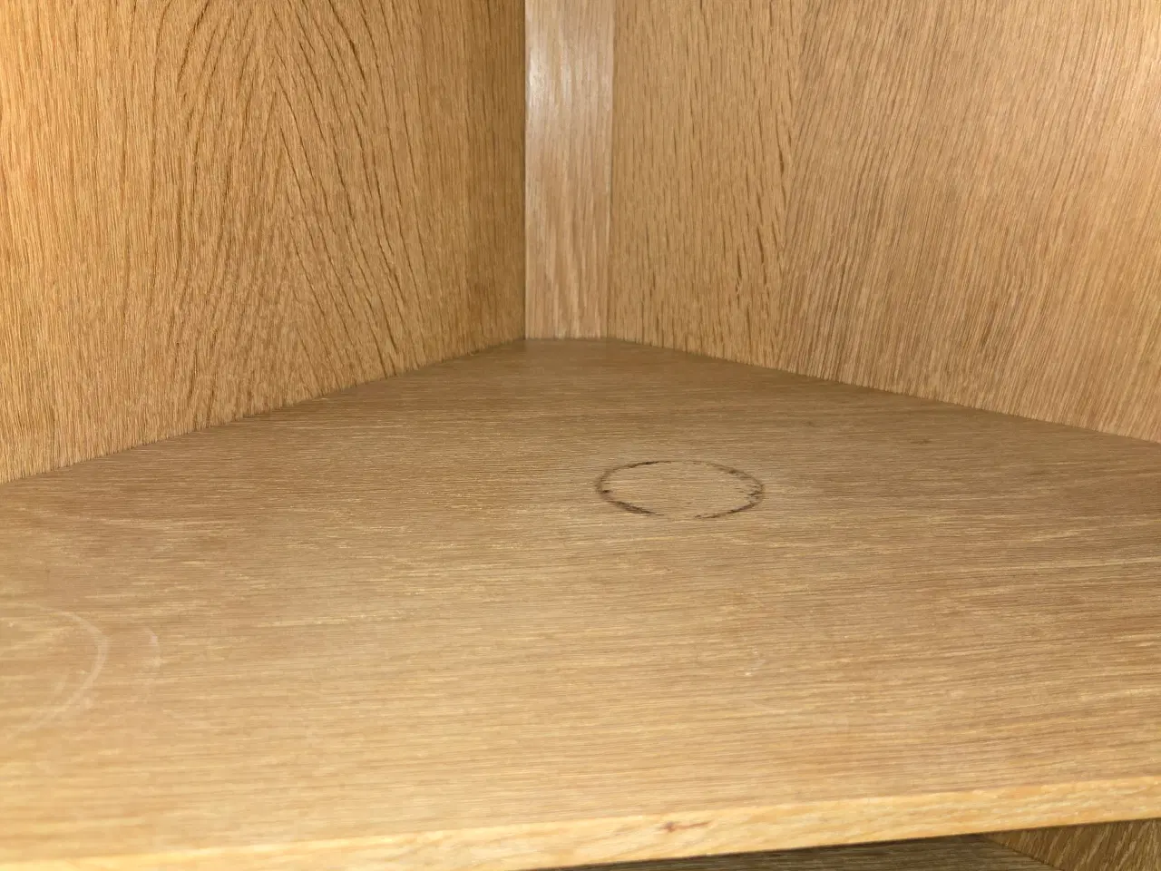 Billede 5 - Hjørneskab med 2 skabe