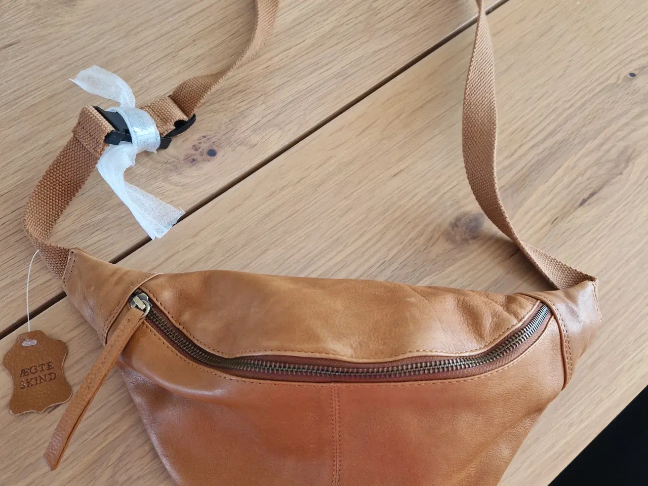 Billede 4 - Ægte læder cross over taske i lækker brun farve,