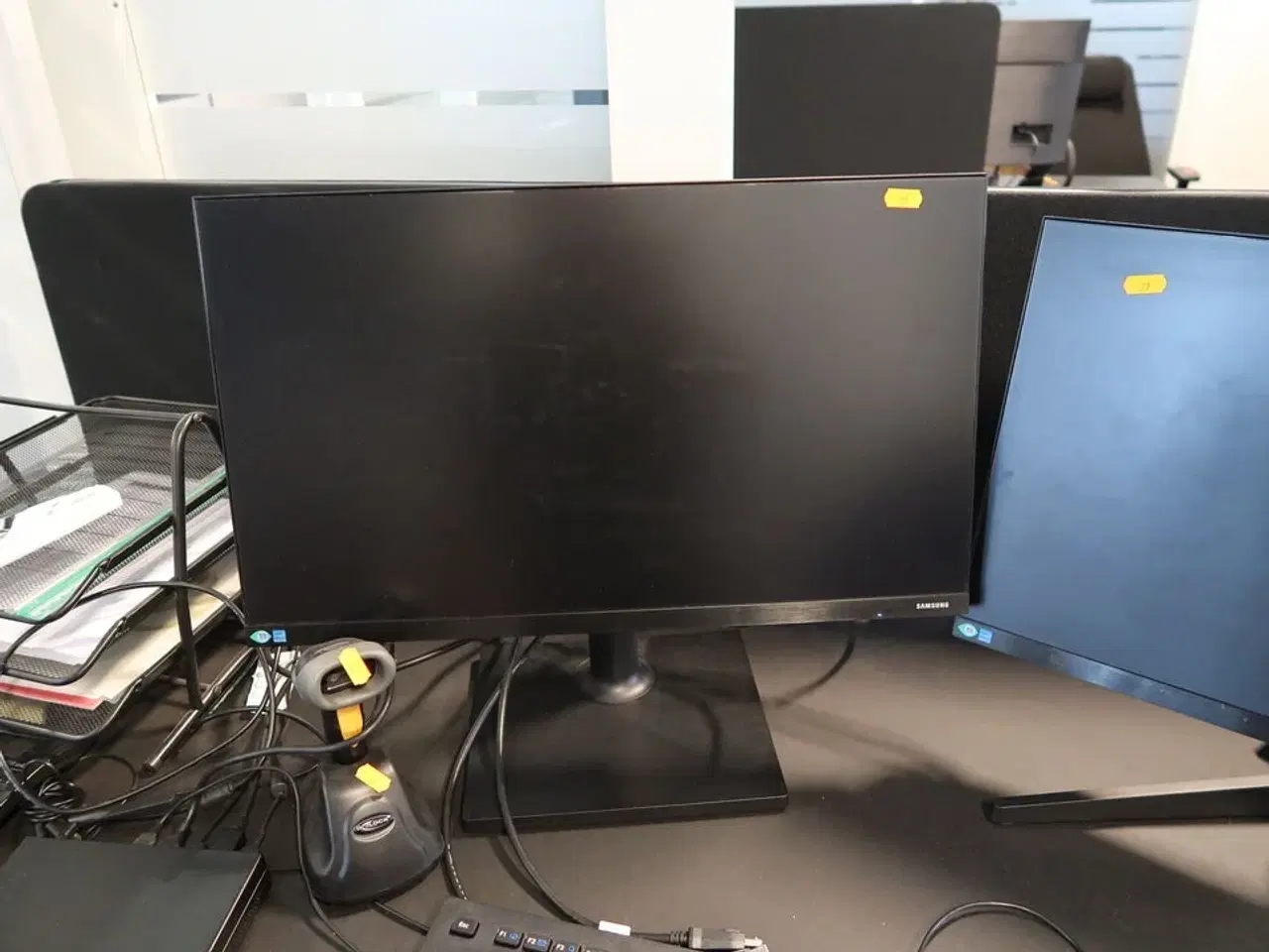 Billede 3 - 2 stk. computerskærme SAMSUNG F24T374FWR med tastatur