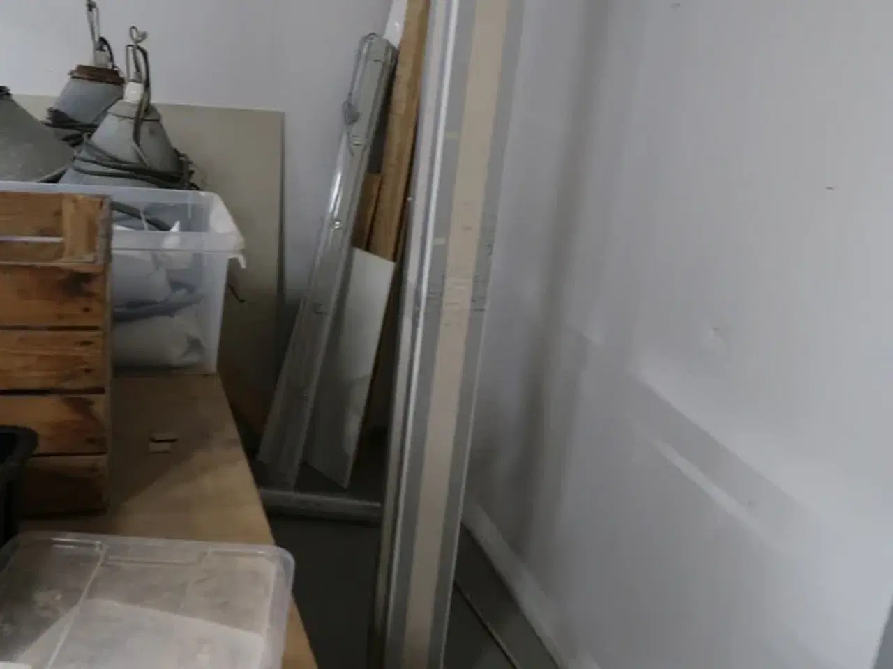 Billede 17 - Arbejdsborde/reoler med div. Varelager og værktøj