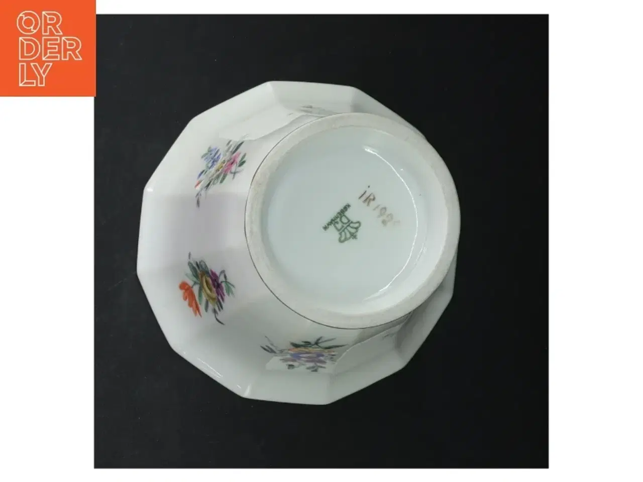 Billede 4 - Porcelænsvase fra DJ København med blomstermotiv (str. Ø. 18 cm)