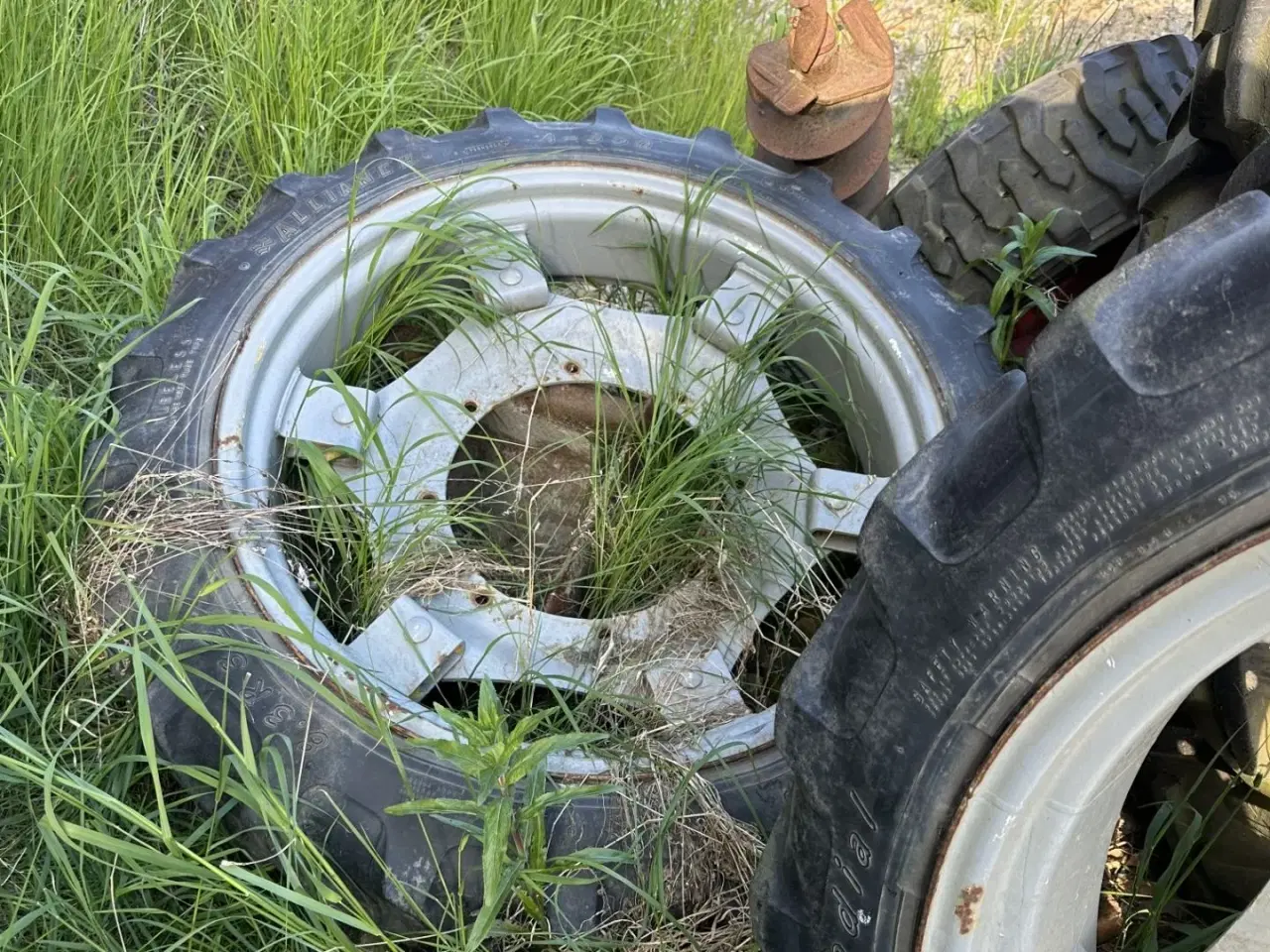 Billede 3 - Michelin 9.5-44 og 8.3r32. Prisen er for alle 6 stk.