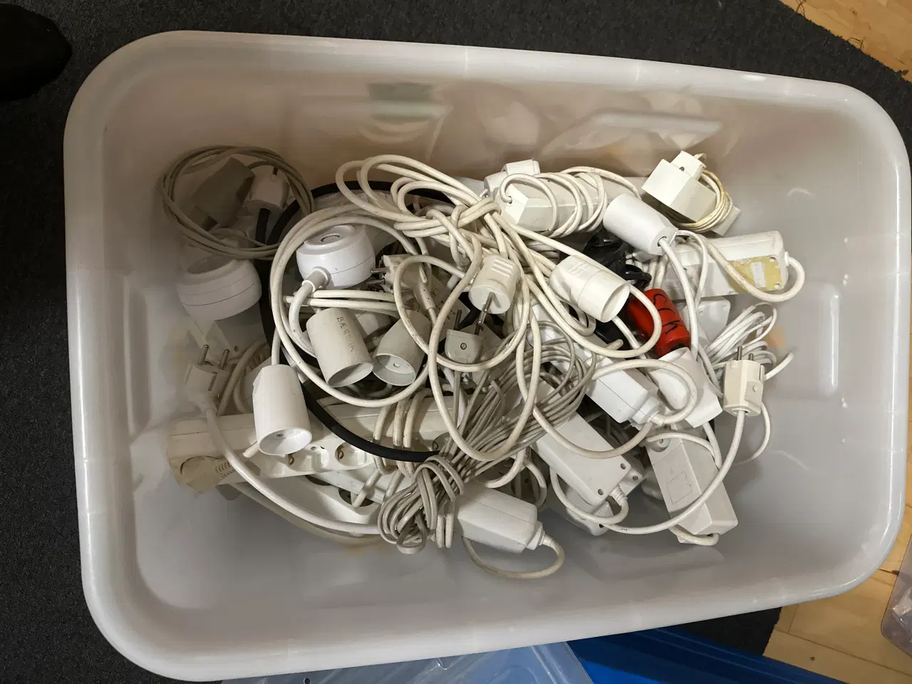 Billede 1 - Stor kasse med blandet forlængerledninger 