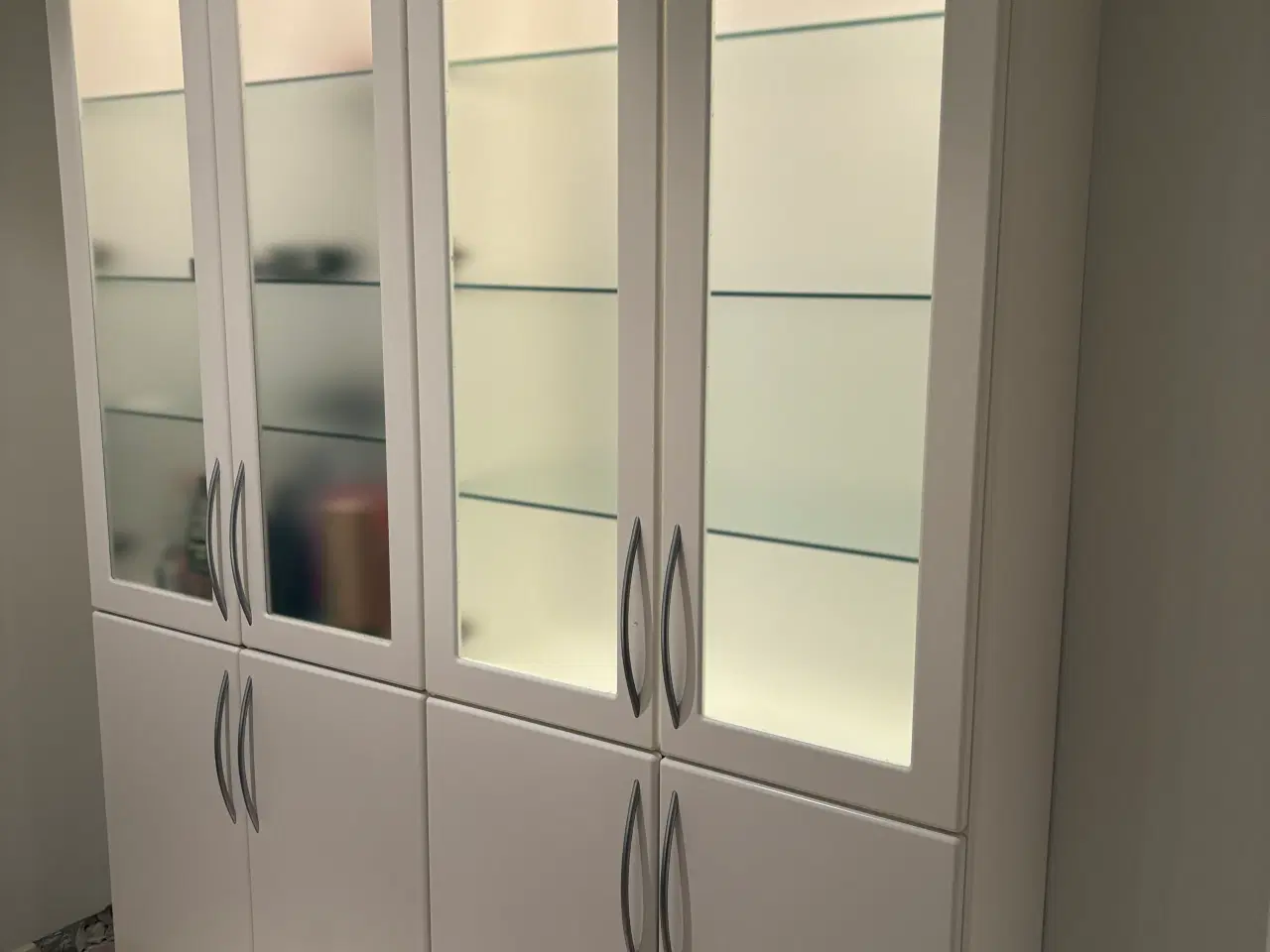 Billede 2 - 2 x Svane vitrineskabe til køkken/alrum