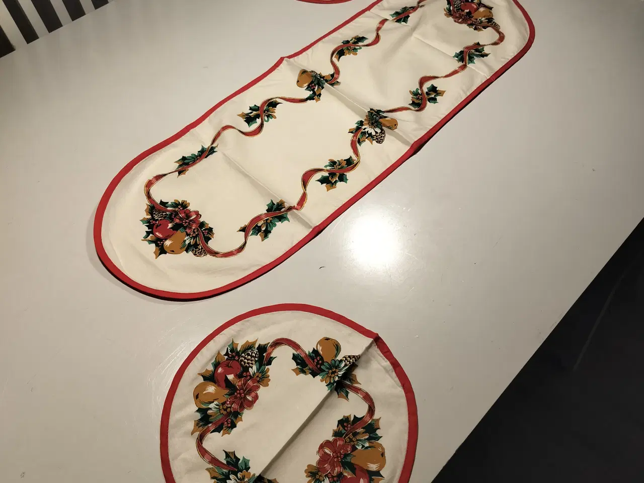 Billede 4 - Gammelt julepynt.  Jule dug samt jule løber