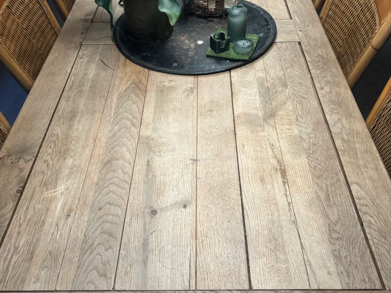 Billede 3 - Spisebord i træ og stole i flet m/læder