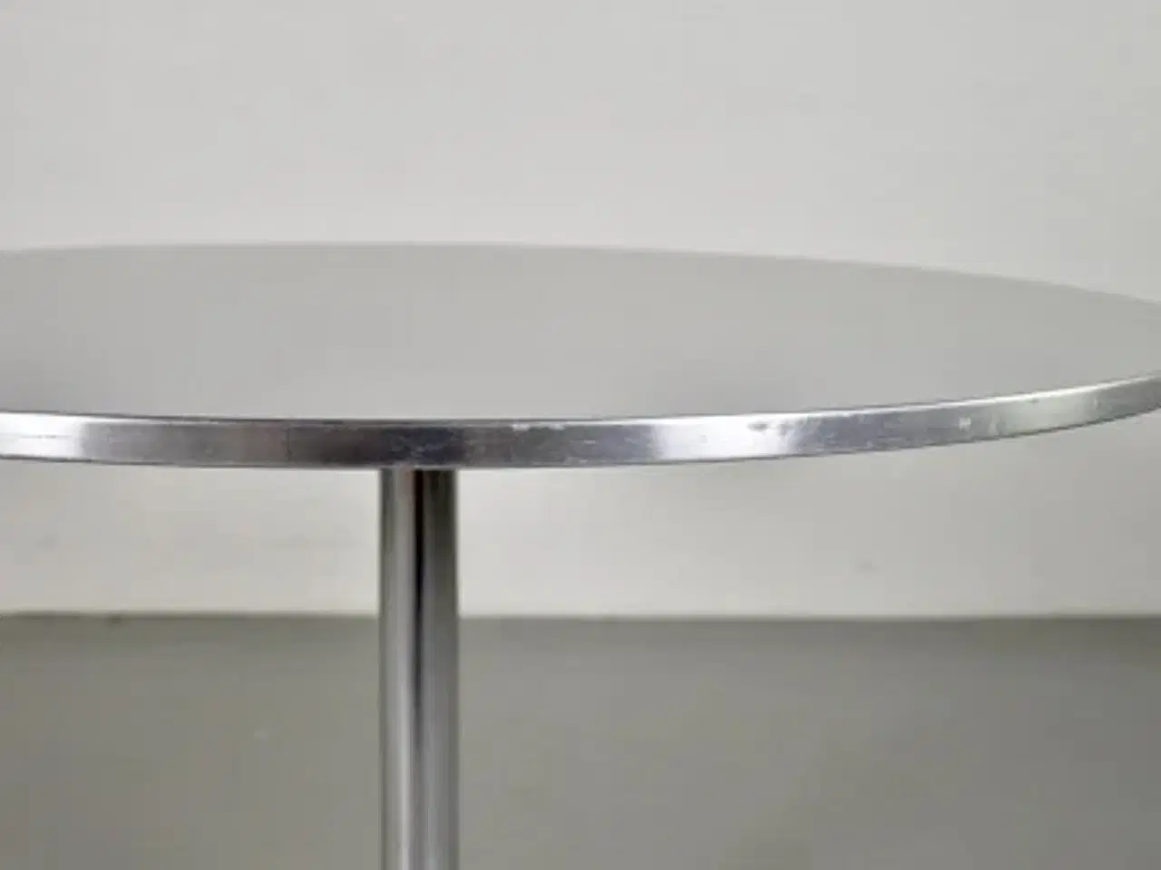 Billede 6 - Rundt cafébord med grå laminat og stål kant