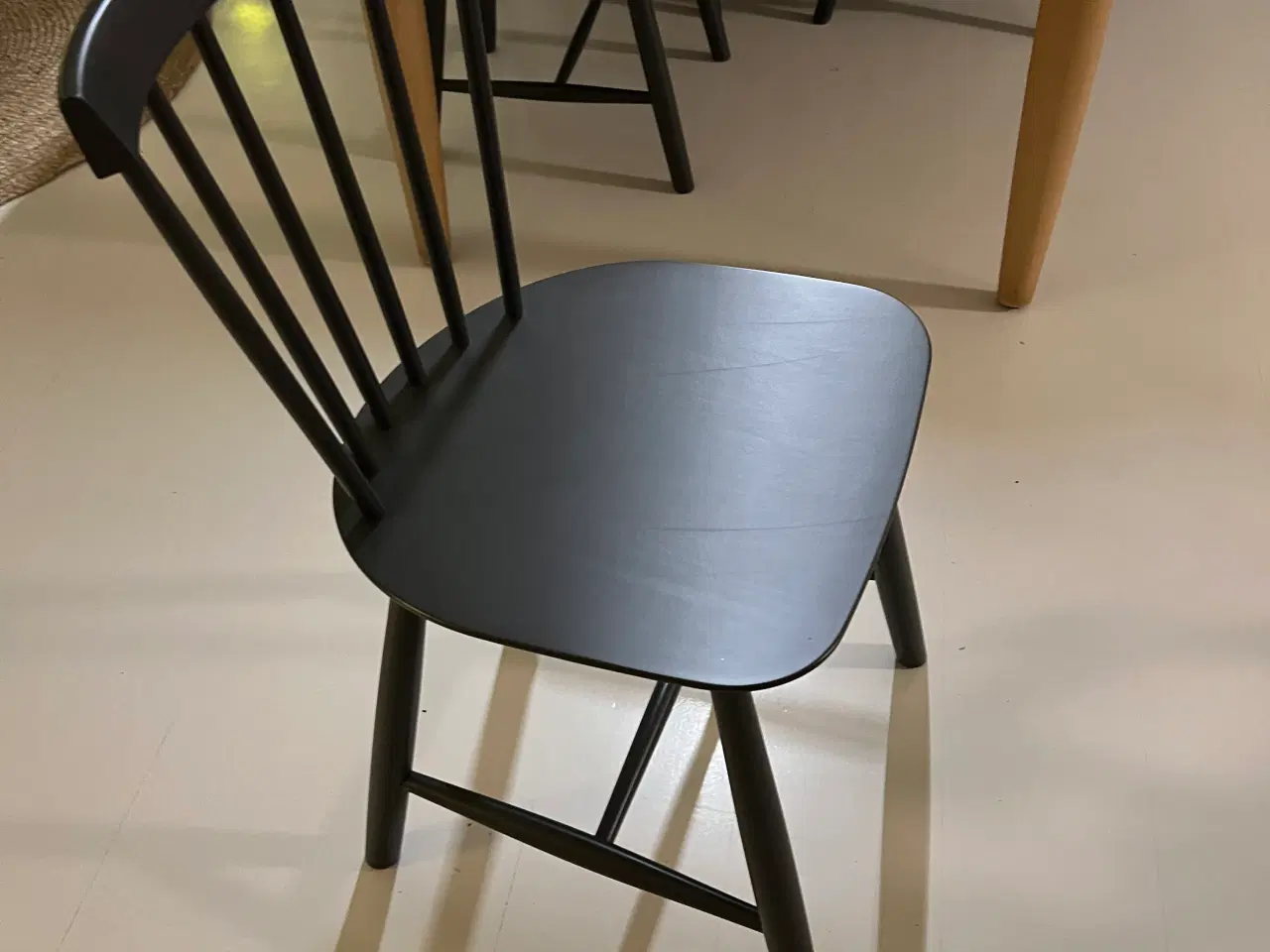 Billede 3 - J46 mørkegrå 6 stole i alt med hynder