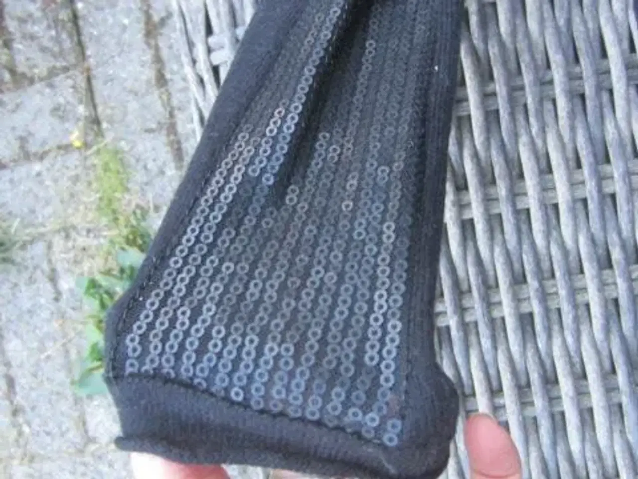 Billede 2 - Str. 164, sort strikkjole m. pailletærme