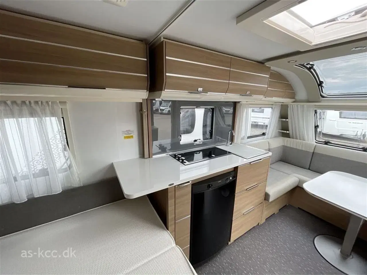 Billede 9 - 2020 - Adria Adora 472 UP Supreme Edition   Adria Adora 472 UP årg. 2020 Mover, cykelstativ, SunShine med front. 4 sovepladser, 4 siddepladser. Alde Centralvarme