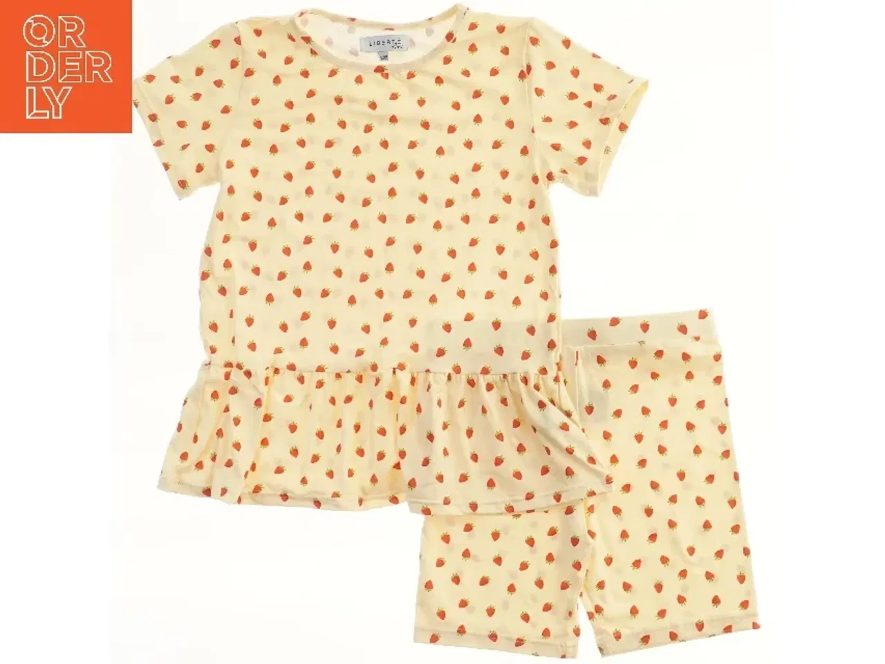 Billede 1 - Sommerdragt med jordbærmønster fra LIBERTÉ Ami (str. 122)