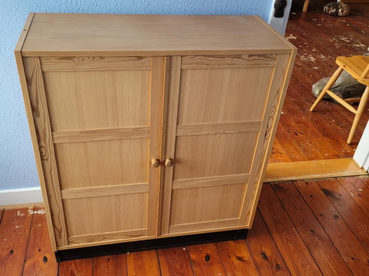 Billede 1 - Lille skab i lyst træ
