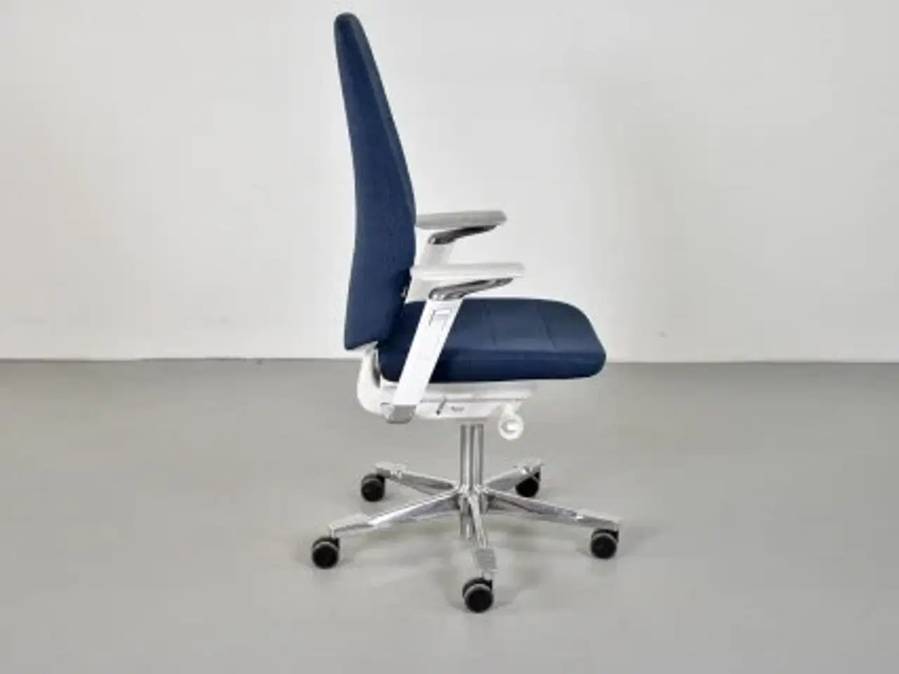 Billede 4 - Kinnarps capella white edition kontorstol med mørkeblåt polster og armlæn