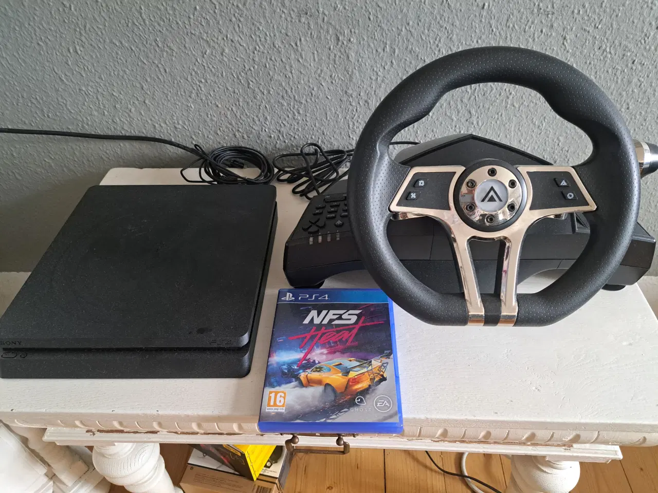 Billede 1 - PS4 + Rat pedal sæt + NFS Heat spil