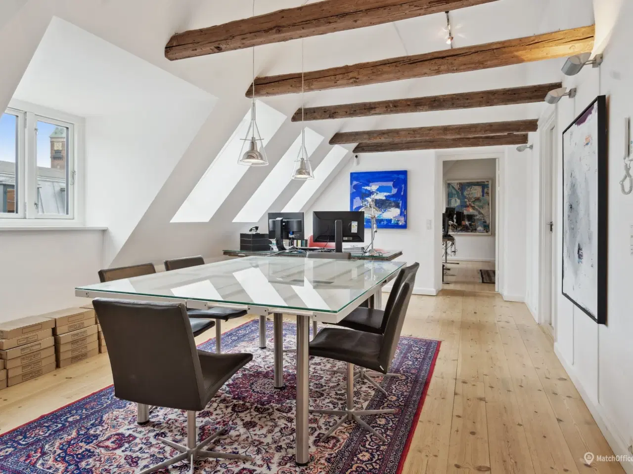 Billede 1 - Højt til loftet. blotlagte bjælker, altan og særdeles centralt beliggende