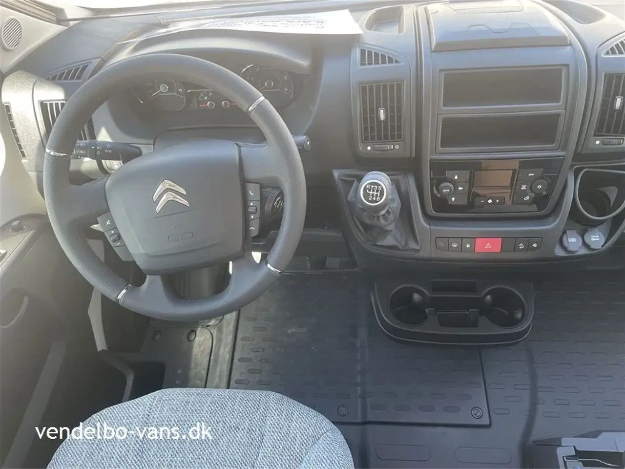 Billede 5 - 2024 - Dethleffs Just T 7052 EB - 90 Year   Enkeltsenge med 150 mm tyk 7-zoners madrasser i klimaregulerende materiale og gode liggemål på hele 215 cm