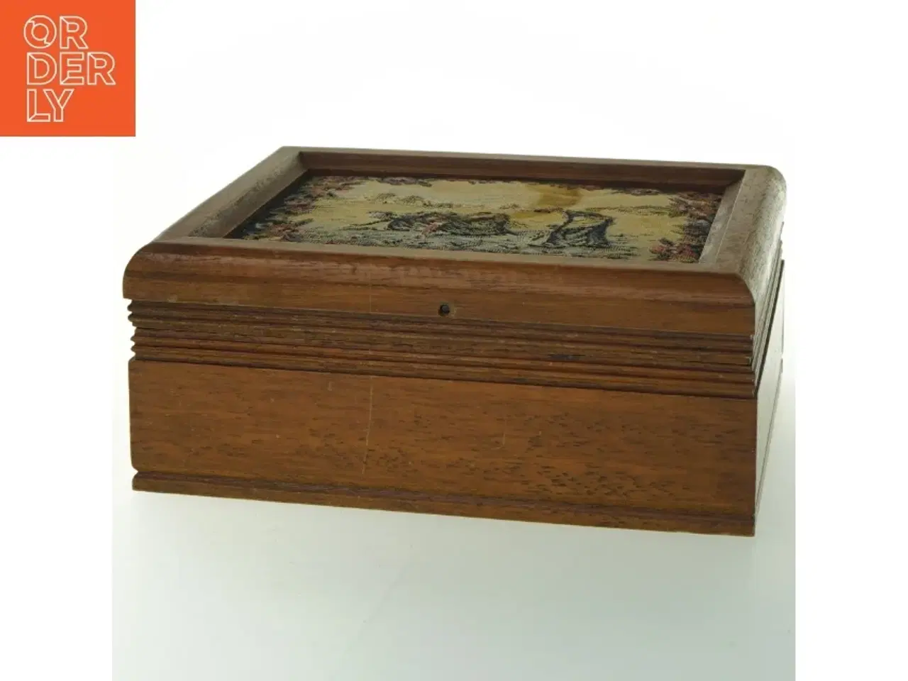 Billede 1 - Trææske med broderet låg (str. 21x17 cm)