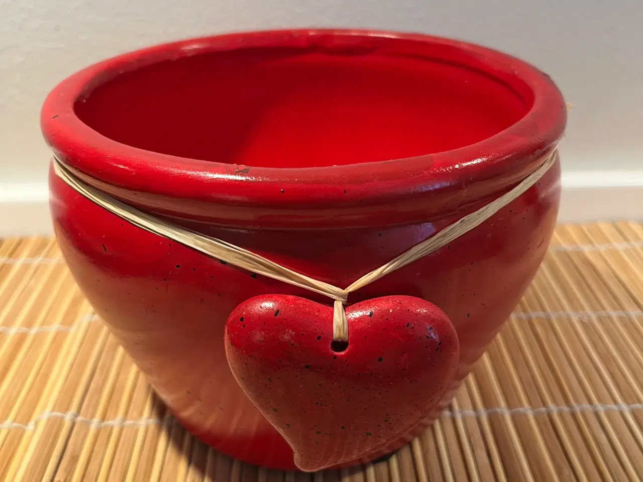 Billede 2 - Rød keramik skål med hjertevedhæng