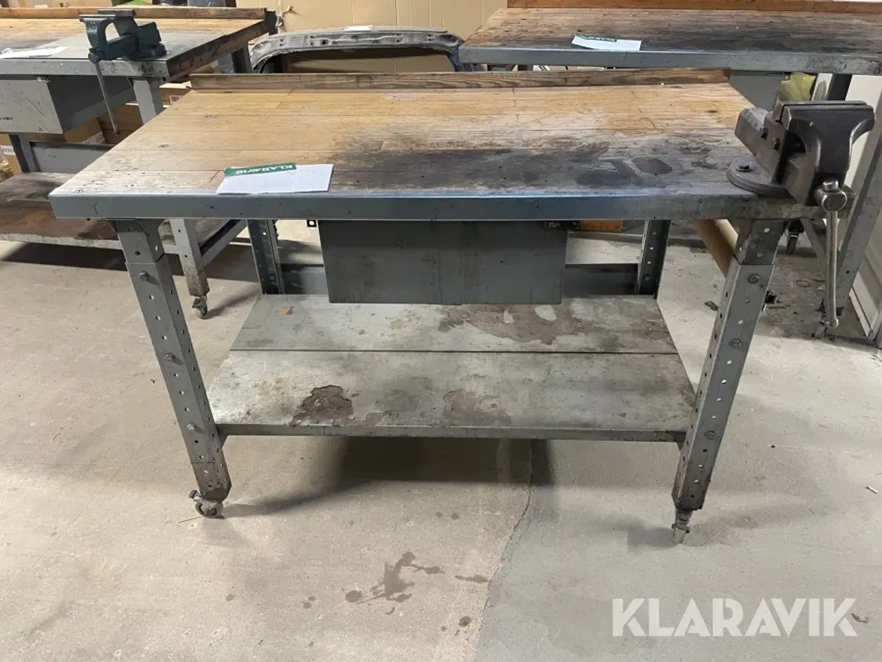 Billede 8 - Arbejdsbord på hjul med skruestik