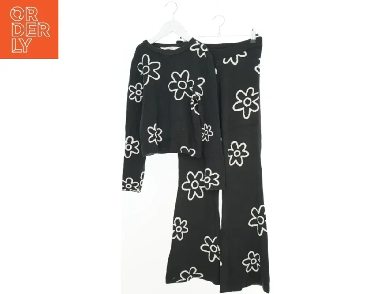 Billede 1 - Sort blomstret sæt fra H&M (str. 152)