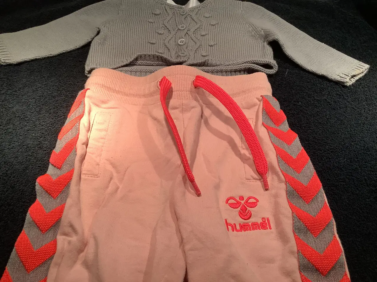 Billede 4 - Helt nyt sæt Hummel bukser og cardigan str. 68