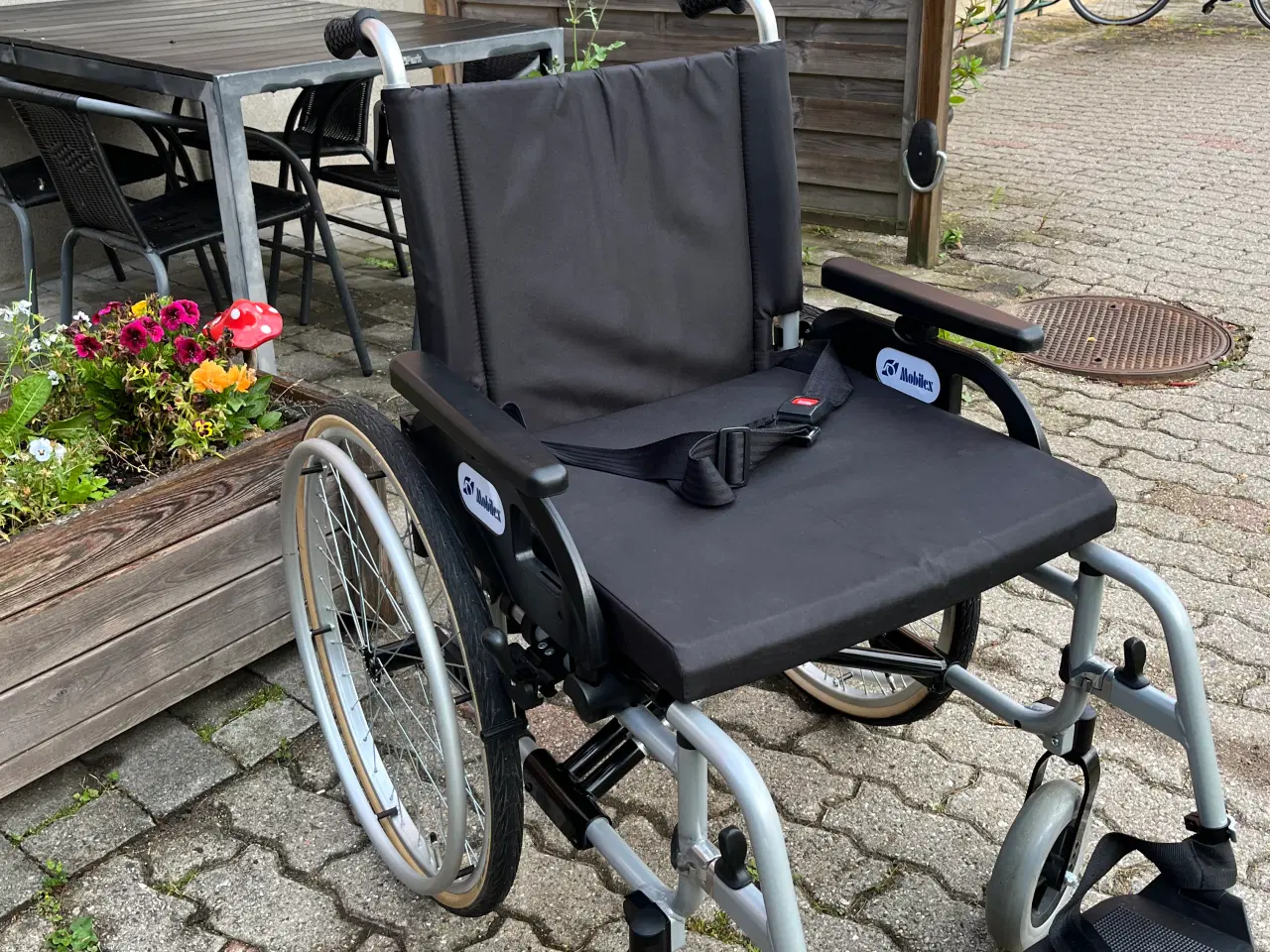 Billede 4 - Kvalitets MOBILEX letvægts kørestol.