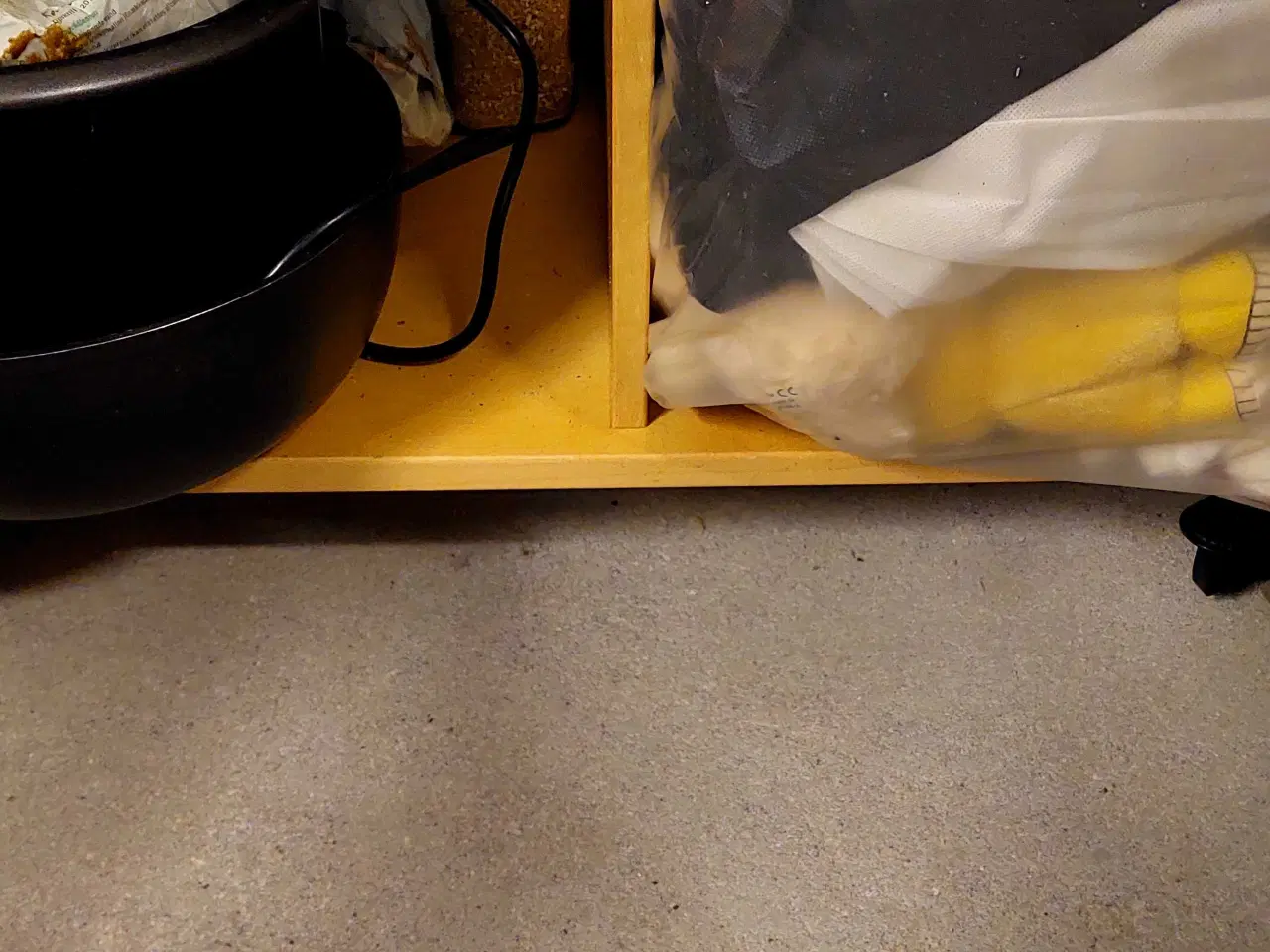 Billede 3 - Robust og rummelig træreol på hjul