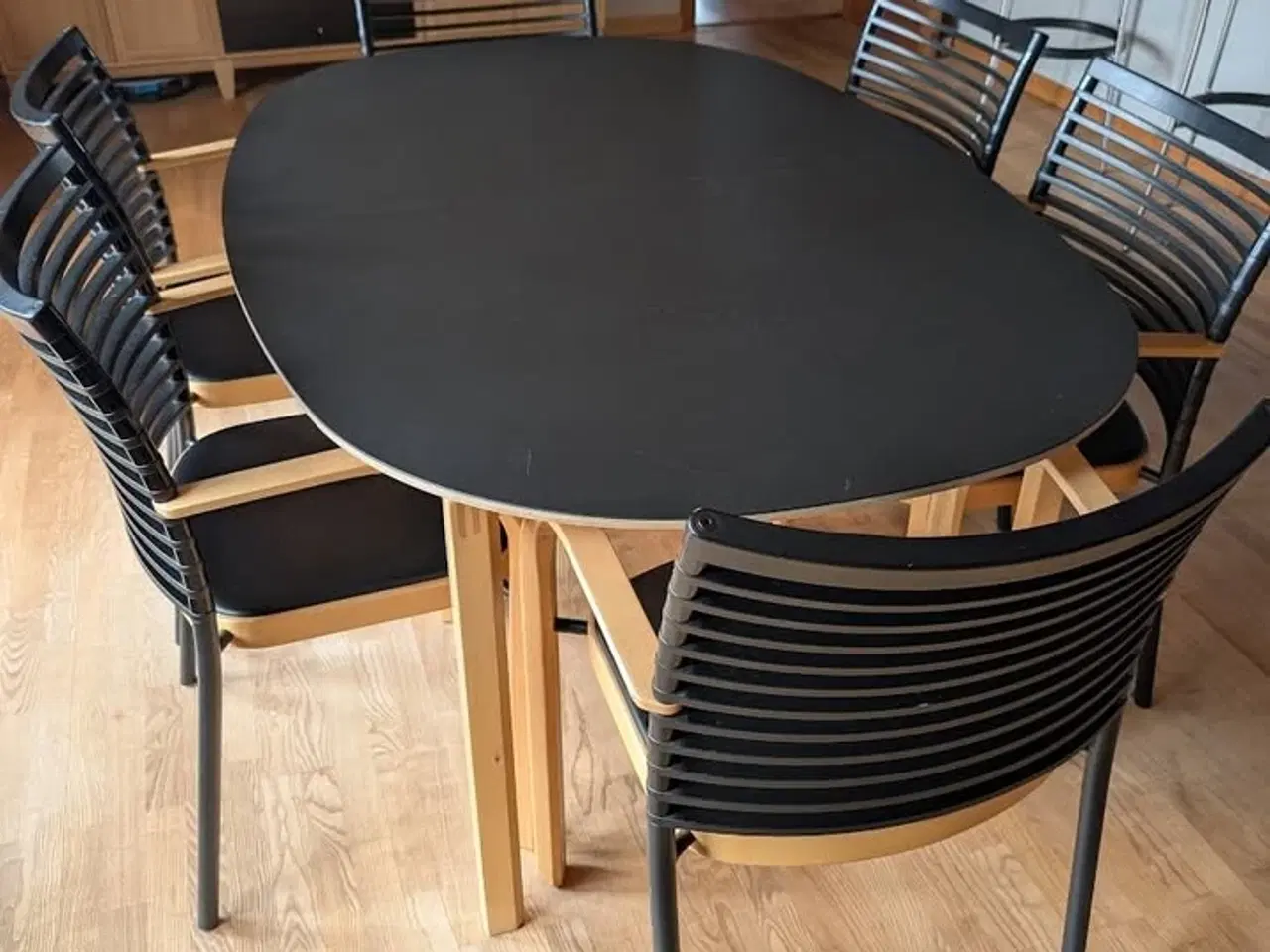 Billede 9 - Magnus Olesen stole 6 stk. + bord m. tillægsplader