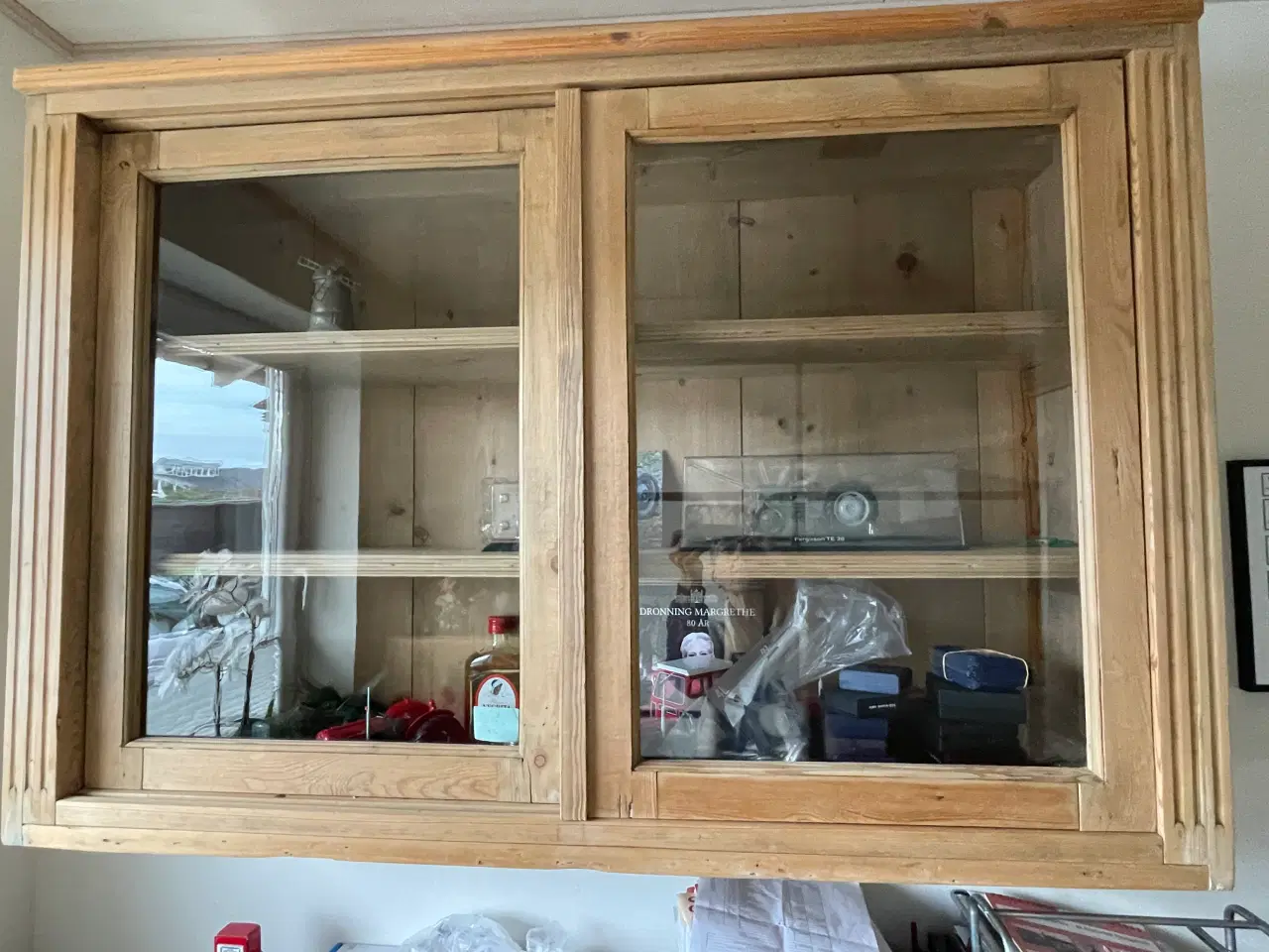 Billede 1 - Gl. hængeskab.