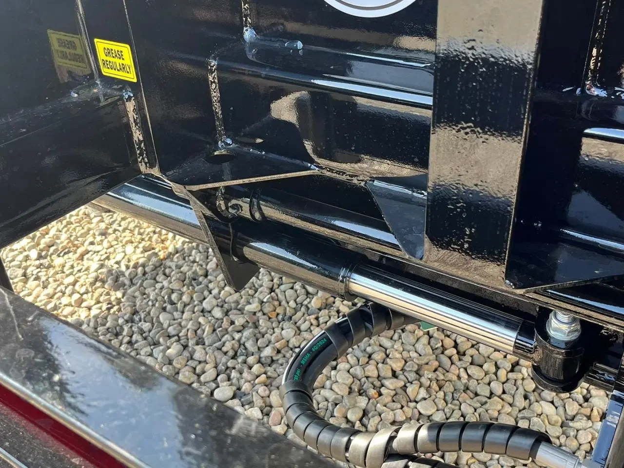 Billede 11 - Tyrone 33TLL LANG MODEL med kombi bremser, både luft og hydrauliske bremser. Affjedret træk og affjedret aksler. Med hydrauliske ramper og værktøjskasse