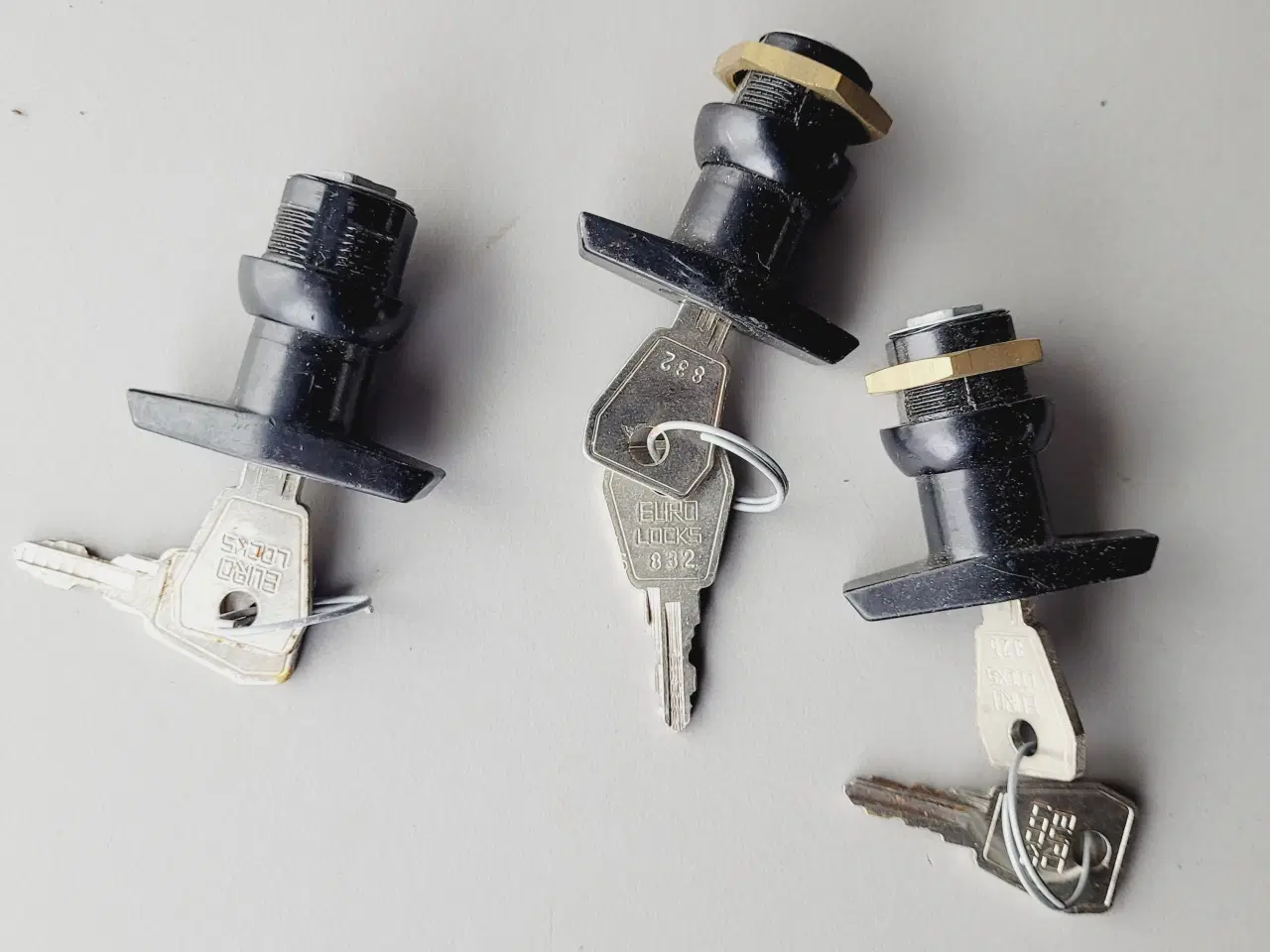 Billede 1 - 🔑 3 stk. Euro Locks T-Håndtagslåse / Skabslåse 
