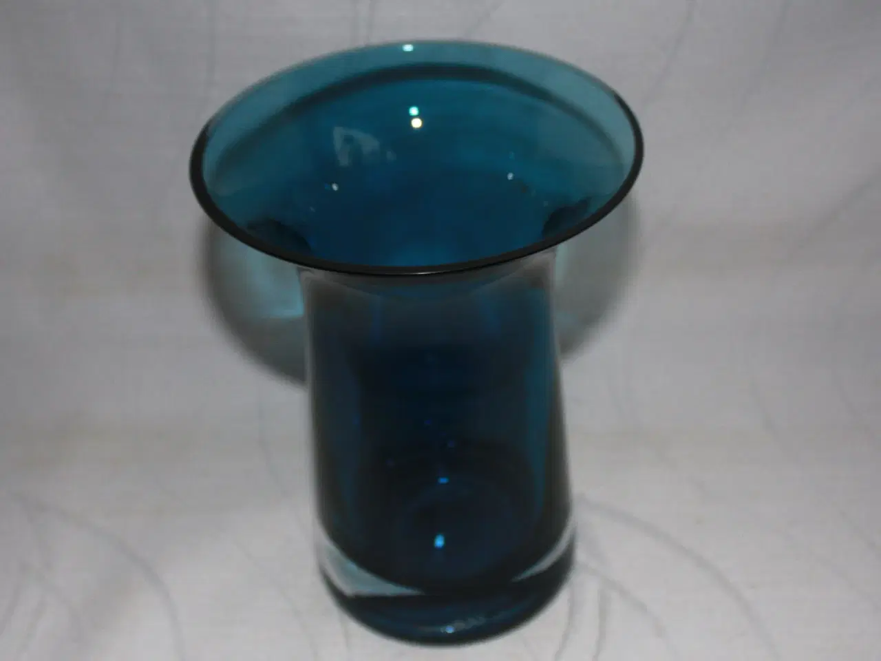 Billede 1 - XX  Lin Utzon,  Vase af blåt glas
