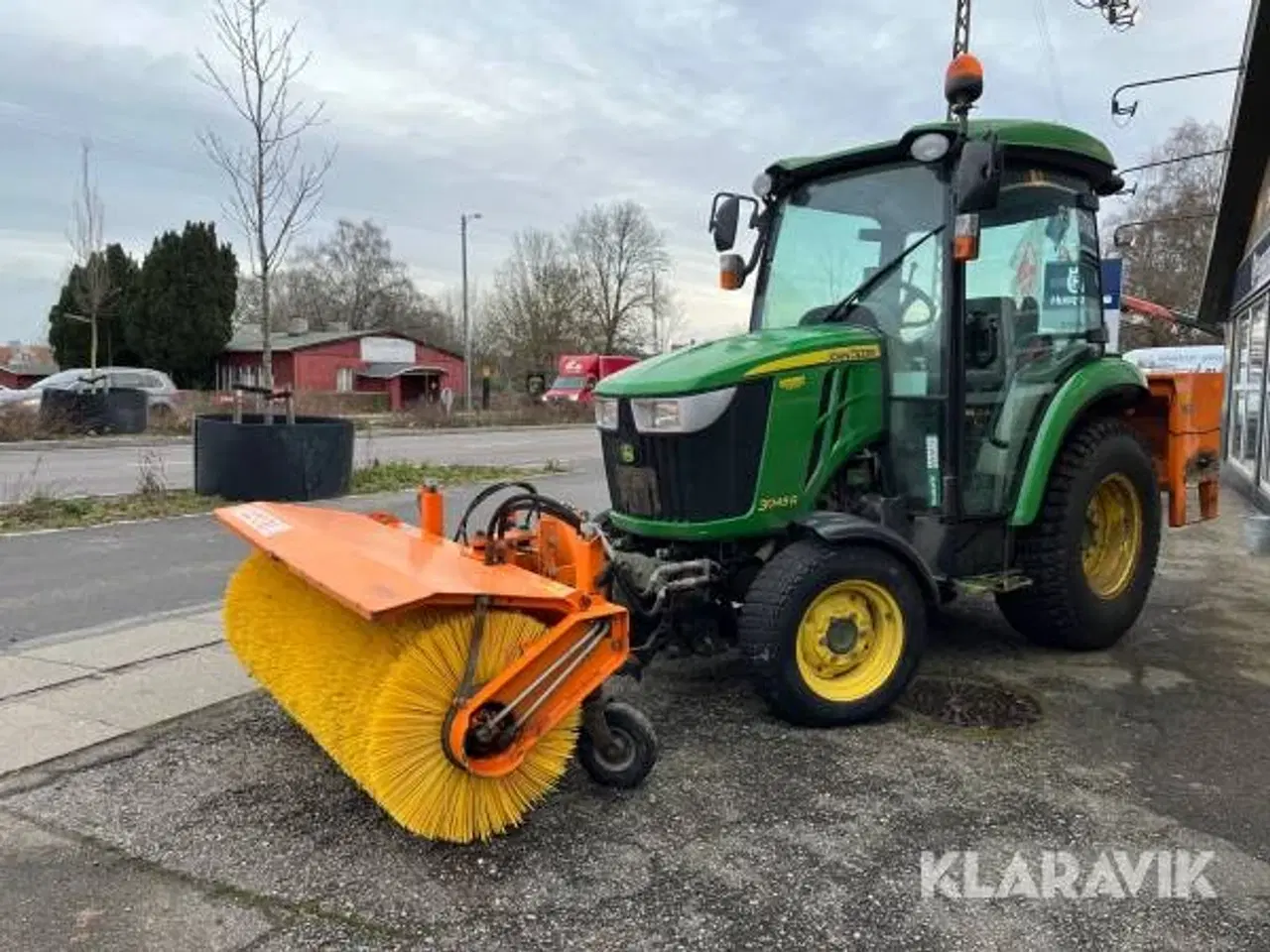 Billede 1 - Traktor John Deere 3045R kost og salter