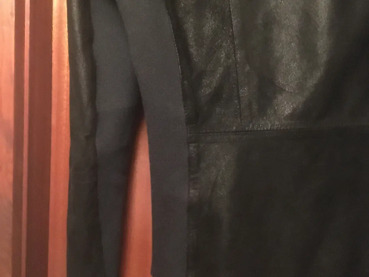 Billede 2 - “YAS” smart sort ru-& skindjakke 