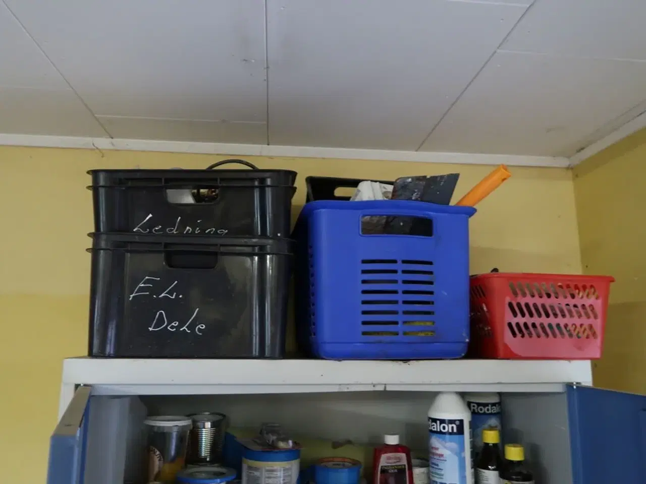 Billede 2 - Stålskab med div. Plejemidler, maling m.m.