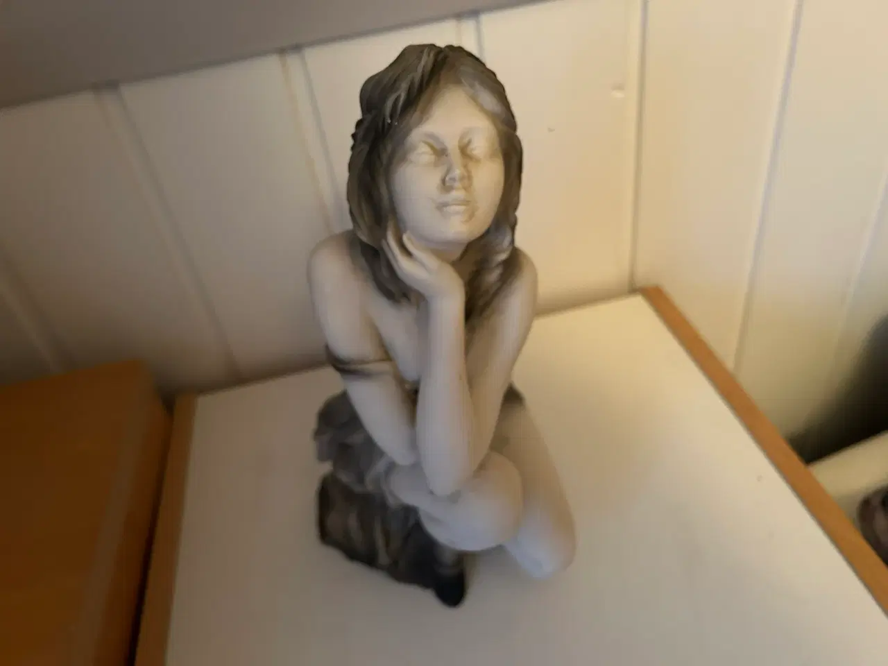 Billede 1 - statuette af sandsten