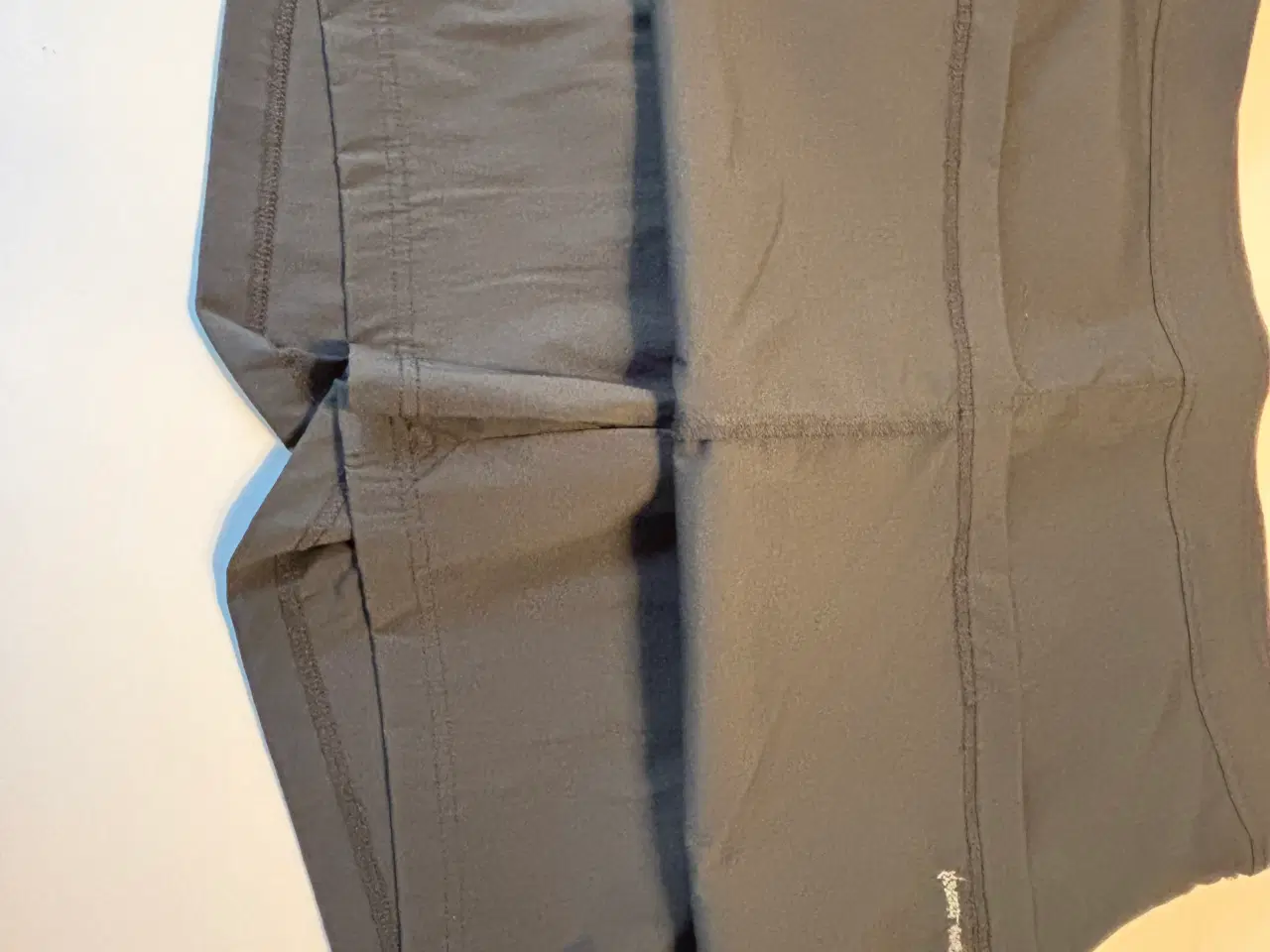 Billede 2 - Vandrenederdel med indbyggede tights sort aldrig 