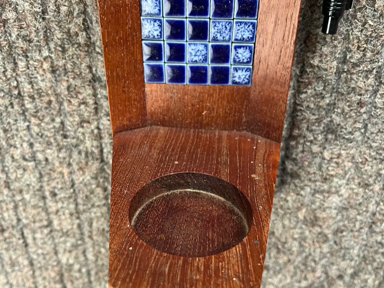 Billede 2 - Teak væg-lysestage med blå minihaller. Giv bud.