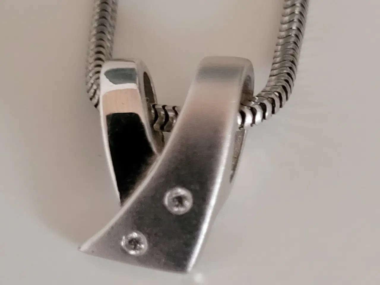 Billede 3 - Halskæde i sølv med 2 små sten