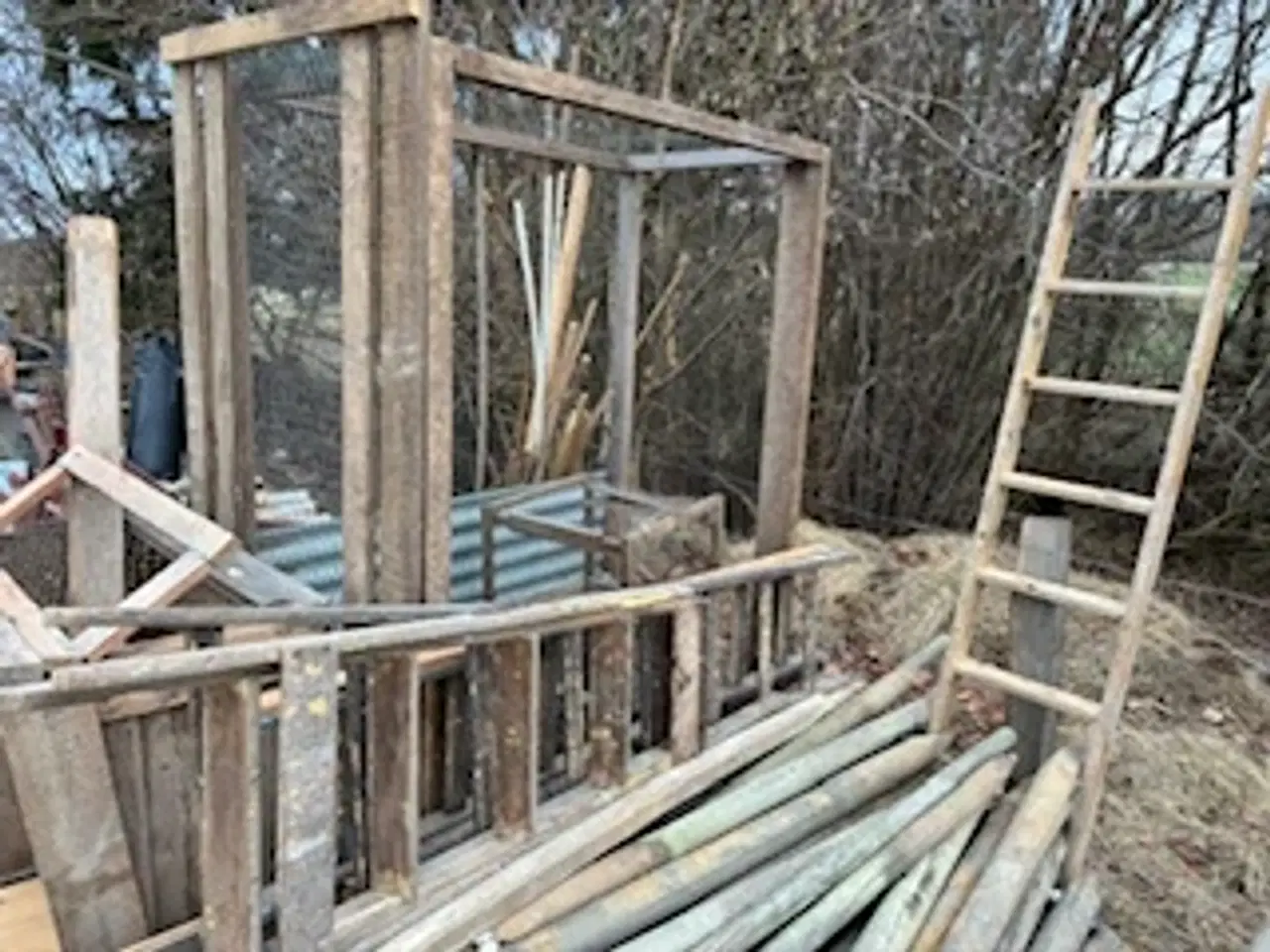 Billede 2 - Diverse træmateriel og stolper