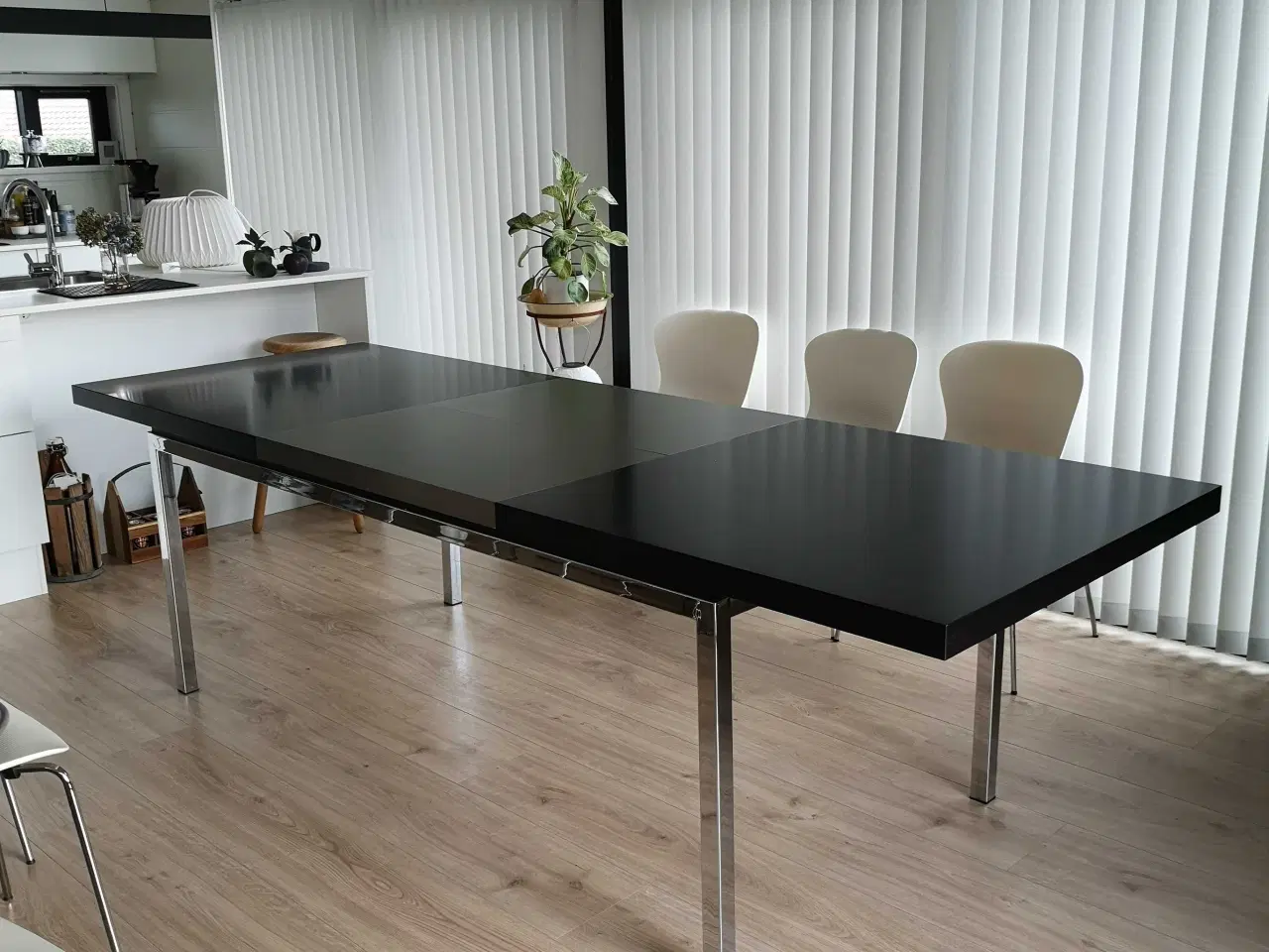 Billede 3 - Spisebord med kromben og udtræk