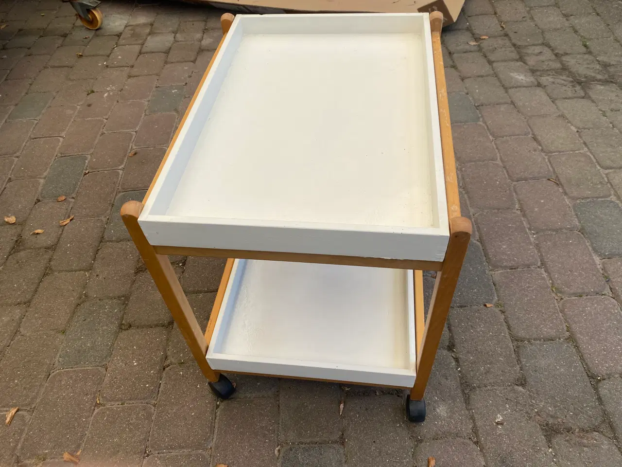Billede 2 - Bakkebord med hjul