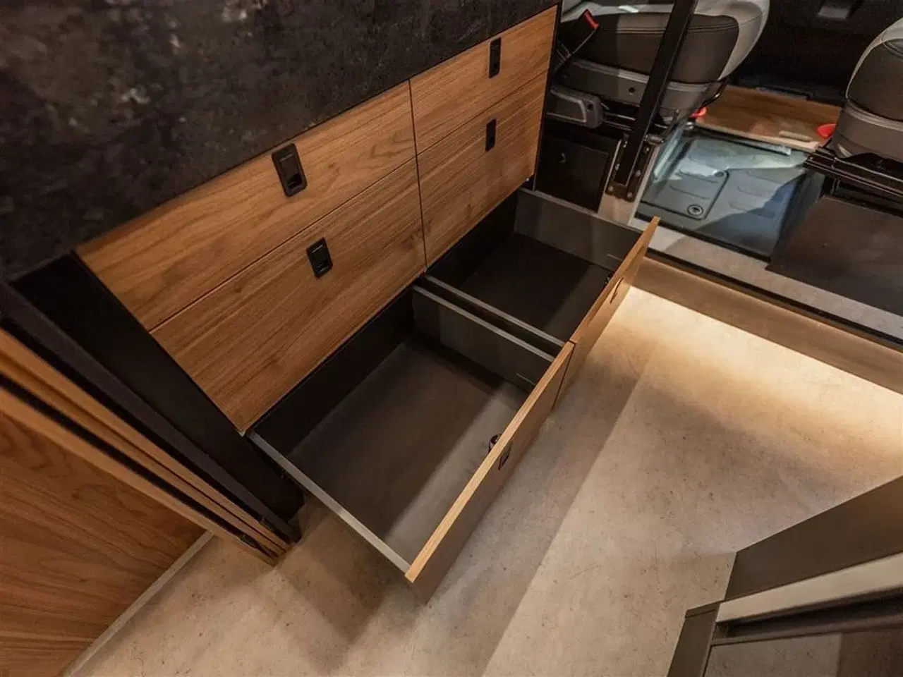 Billede 13 - 2026 - FURGOK   LUKSUS VAN MED LOUNGE OG MEGET PLADS