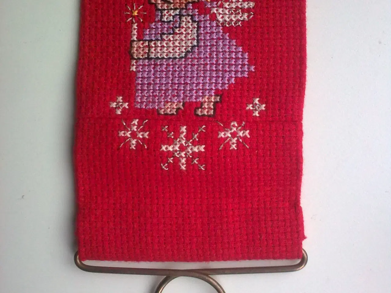 Billede 1 - Englebørn ding ding ding og ding korssting på rød 