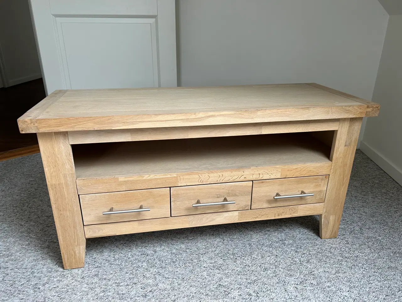 Billede 4 - Tv bord i massive egetræ