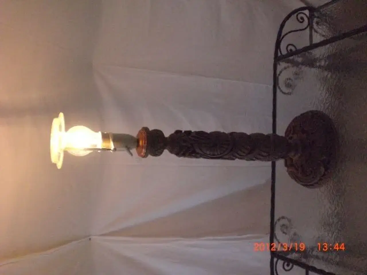 Billede 2 - Træbordlampe med udskæringer