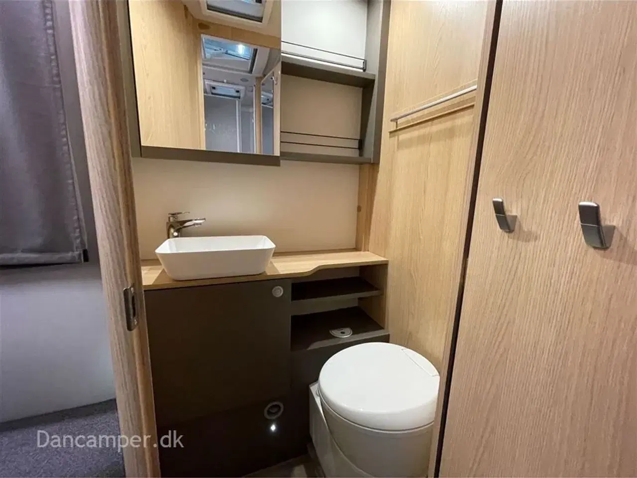 Billede 13 - 2024 - LMC Tourer H 720 Lift LMC Tourer H 720 Lift, 140 Hk, 9-trins aut., El-støttefødder, vandbåren varme i gulvet samt blæsevarme - en god vintervogn