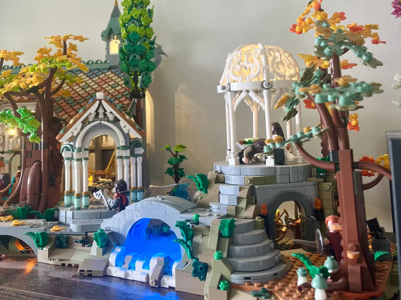 Billede 6 - Stor byggeklods-model af Rivendell inkl. lys sæt