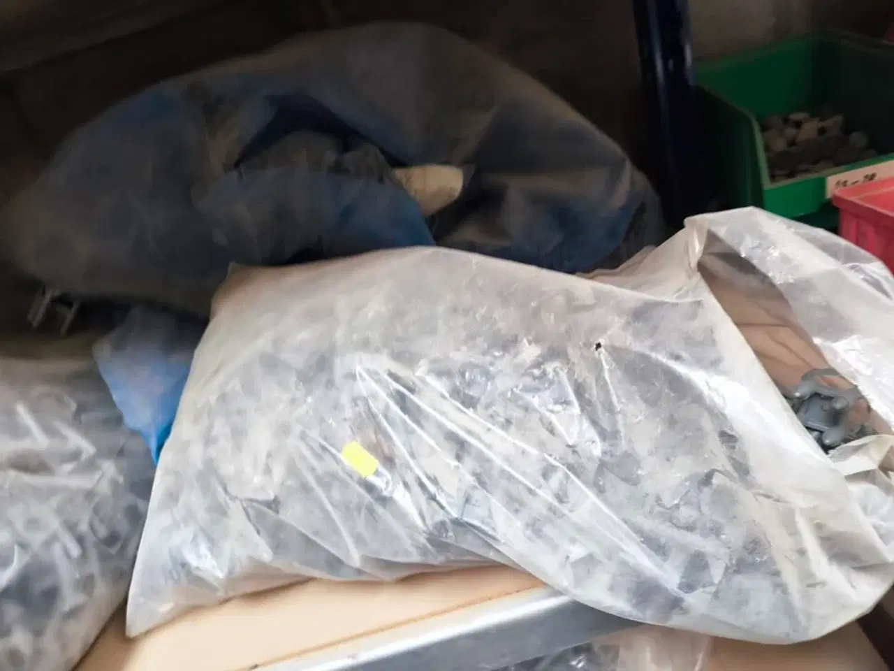 Billede 15 - Indhold på reoler